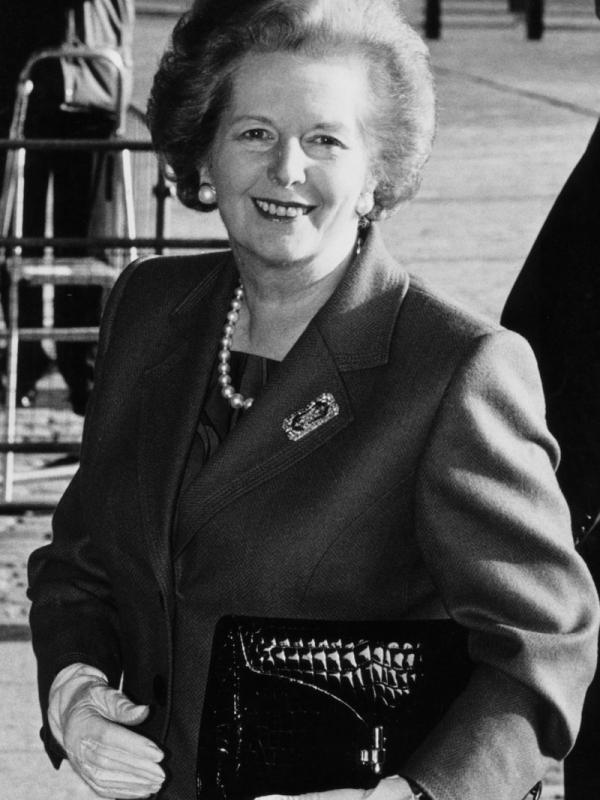 Margareth Thatcher Black Handbag seharga Rp 2.7 miliar ini penuh kenangan sehingga harganya sangat malah. Tas berusia 26 tahun ini pernah digunakan oleh mantan perdana menteri Inggris, Margaret Thatcher. | via: scarletstandard.files.wordpress.com