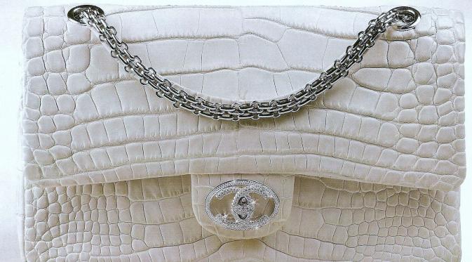 The Chanel ‘Diamond Forever’ Rp 2.9 miliar ini hanya ada 13 buah di dunia. Harganya mahal karena tas ini berhiaskan 334 berlian. | via: pearlsofprofundity.files.wordpress.com