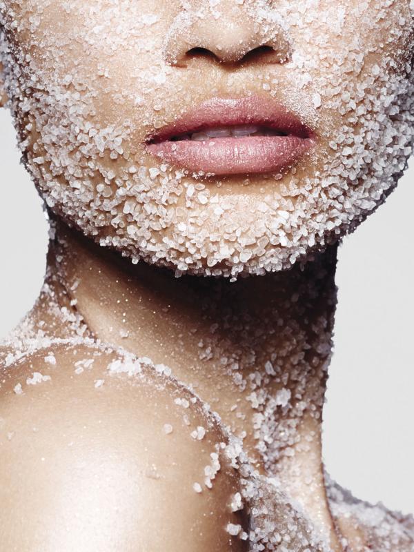 Tidak hanya digunakan sebagai bumbu masak, garam juga bisa dimanfaatkan untuk membuat kulit kamu makin cantik.

