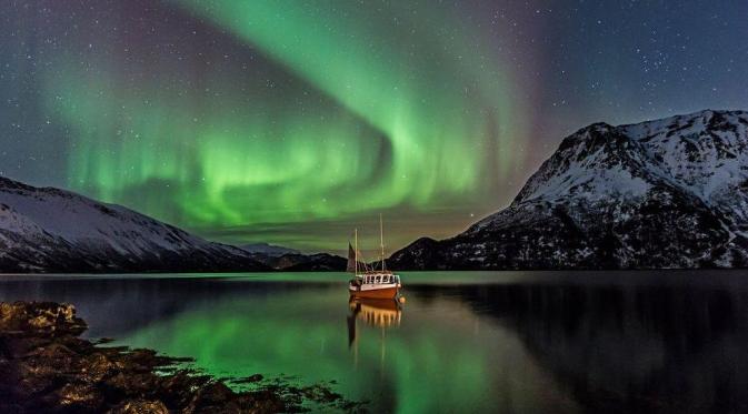 Perahu yang berlayar di bawah cahaya aurora, Norwegia. | via: Frank Olsen