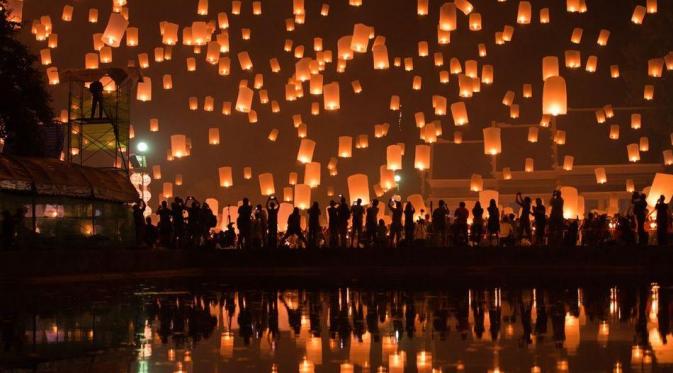 Pelepasan lampiron pada perayaan Lanna Kathina di Chiang Mai, Thailand. | via: Thant Zaw Wai