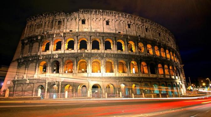 Colosseum ketika malam di Roma, Italia. | via: Pradipta Ganguly