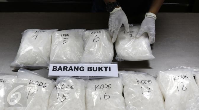 Barang bukti 20 kilogram sabu-sabu yang disita Badan Narkotika dari jaringan Surabaya-Jakarta di Jakarta pada September 2015. (Liputan6.com/Yoppy Renato)