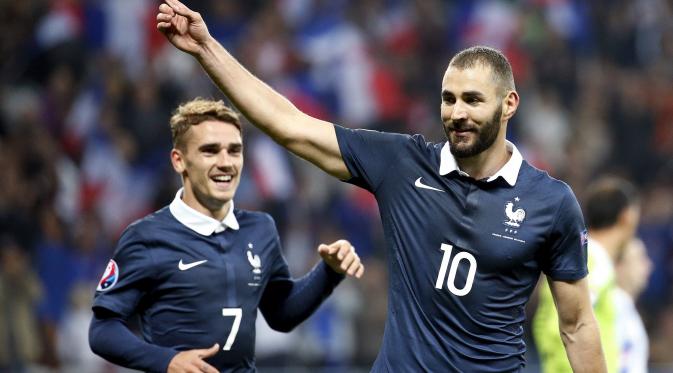 Striker Timnas Prancis, Karim Benzema (kanan) rayakan gol (Reuters/Liputan6.com)