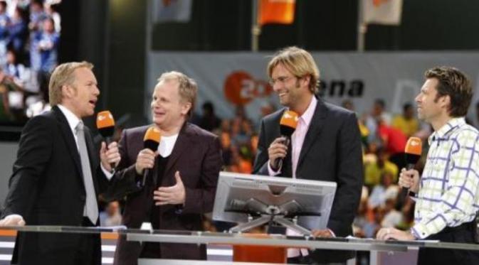 Jurgen Klopp (dua dari kanan) saat menjadi pengamat sepak bola di salah satu televisi Jerman. (Dok. Talksports)