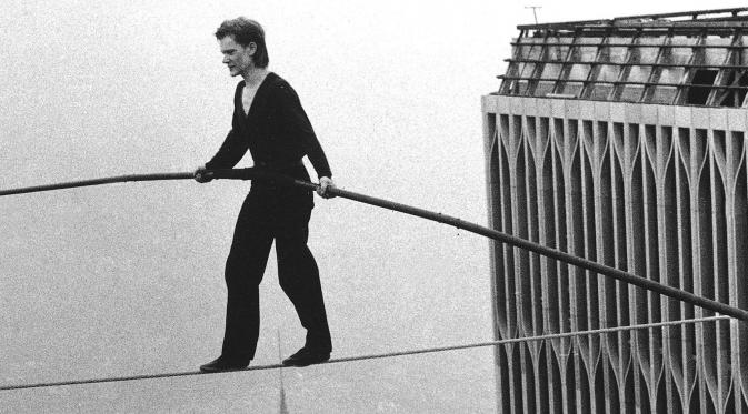 Philippe Petit ketika melakukan aksi berbahayanya di tahun 1974. Foto: via startribune.com