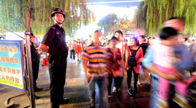 Seorang anggota satuan pengamanan di kota Jinan menarik begitu banyak perhatian. (shanghaiist.com)