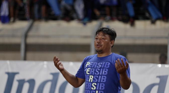 Dirigen Viking, Yana Umar sedang memimpin rekan-rekan Viking untuk berdoa agar Persib meraih kemenangan, saat menjamu Pusamania Borneo FC. (Bola.com/Arief Bagus)