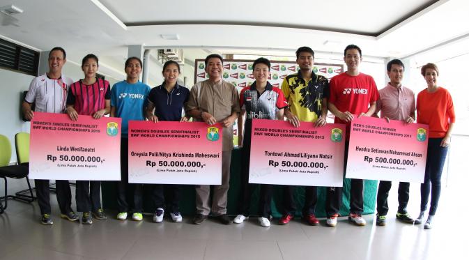 PP PBSI memberikan bonus kepada pemain yang berprestasi pada ajang BWF World Championships 2015 di Pelatnas Cipayung, Jakarta, Jumat (9/10/2015). (Liputan6.com/Humas PP PBSI)