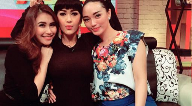 Trio Cecepu Ayu Ting Ting, Julia Perez dan Zaskia Gotik tetap tersenyum meski pernah tertipu. (Instagram @ayutingting92)