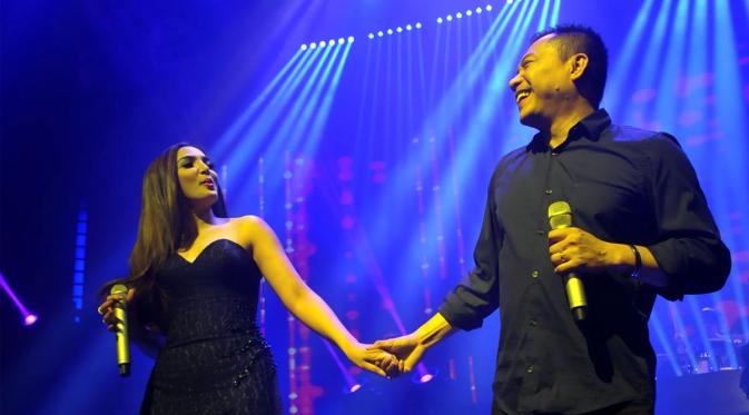 Anang dan Ashanty saat tampil konser di Colosseum Club Jakarta, Kamis (8/10/2015). [Foto: Faisal R. Syam/Liputan6.com]
