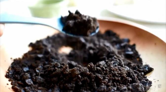 Hancurkan kepingan Oreo hingga halus. (Via: youtube.com/user/heytheresiavideo)