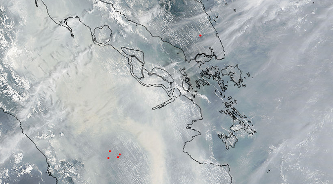 Penampakan kabut asap di Sumatera dari sensor kamera MODIS (Visibleearth.nasa.gov)