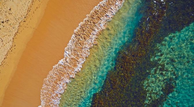 Pantai Rainbow, Australia.  | via: reddit.com