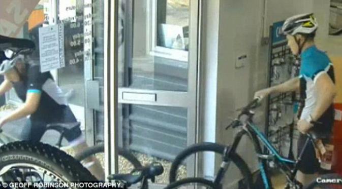 Dua pengendara sepeda dituduh mencuri dengan menyamar menjadi pengendara sepeda betulan. (foto: Daily Mail)