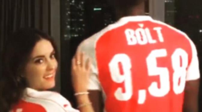 Usain Bolt dipaksa mengenakan jersey Arsenal (@usainbolt)