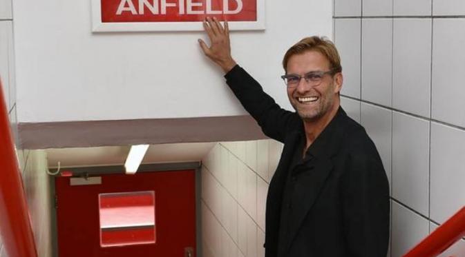 Juergen Klopp untuk pertama kalinya sebagai manajer Liverpool menyentuh banner 'This Is Anfield' (@LFC)