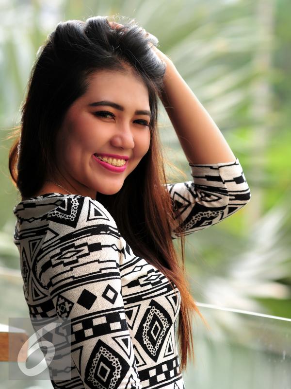 Senyum manis Via Vallen saat sesi pemotretan dengan Liputan6.com di Jakarta, Rabu (7/10/2015). Via Vallen sudah lebih dulu tenar di daerah Jawa Timur dengan julukan Ratu Pop Koplok. (Liputan6.com/Helmi Afandi)