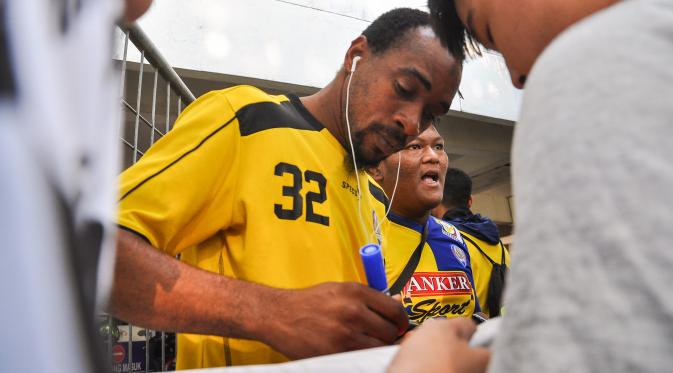 Lancine Kone memberikan tanda tangan kepada penggemar seusai latihan Arema Cronus di Stadion Manahan, Solo, Jumat (9/10/2015). (Bola.com/Kevin Setiawan)