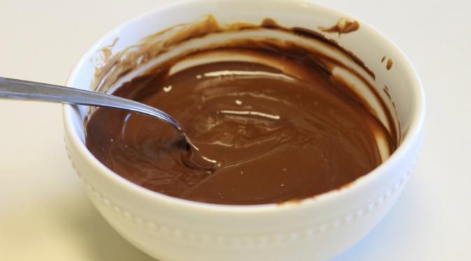 Sementara itu, lelehkan 2 sdm cokelat chips di dalam microwave. (Via: spoonuniversity.com)
