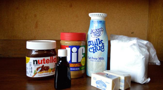 Ilustrasi bahan-bahan: Selai cokelat, selai kacang, susu, ekstrak vanilla, mentega, gula halus. (Via: msu.spoonuniversity.com)