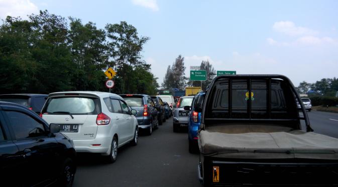 Ratusan kendaraan terjebak kemacetan di Jalan Tol Kopo, Soreang, Bandung, Jawa Barat, Sabtu (10/10/2015). (Liputan6.com/Antonius Hermanto)
