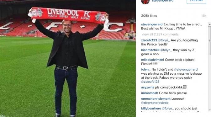 Jurgen Klopp berpose di stadion Anfield setelah diresmikan menjadi manajer anyar Liverpool