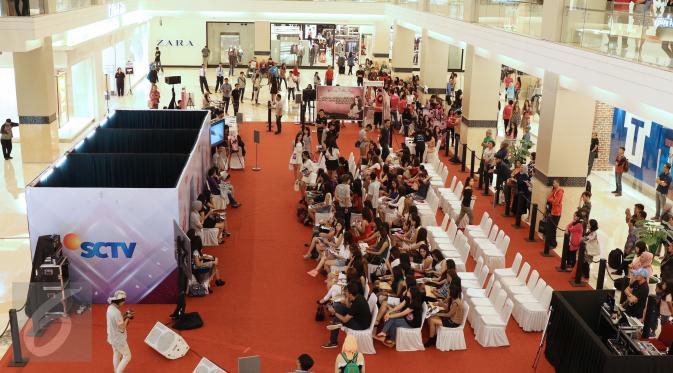 Ratusan perempuan telihat mengantre di arena audisi ajang pencarian bakat Miss Celebrity (Micel) 2015 yang digelar di Mall Kota Kasablanka, Jakarta, Sabtu (10/10). Audisi Micel 2015 digelar di tujuh kota di Indonesia. (Liputan6.com/Herman Zakharia)