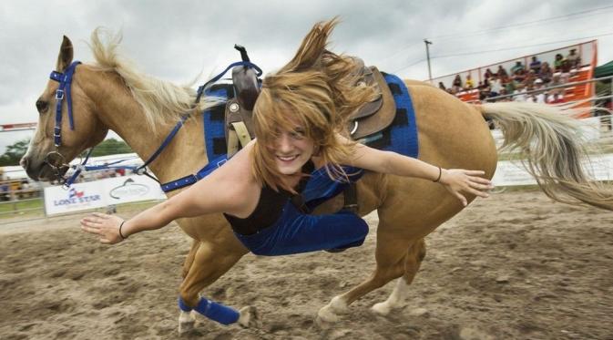 Jatuh dari kuda. (Via: infoglaz.ru)