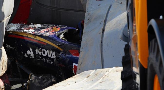 Kondisi jet darat Carlos Sainz pasca mengalami kecelakaan jelang TIkungan 12 Sirkuit Sochi, Sabtu (10/10/2015).(Formula 1)