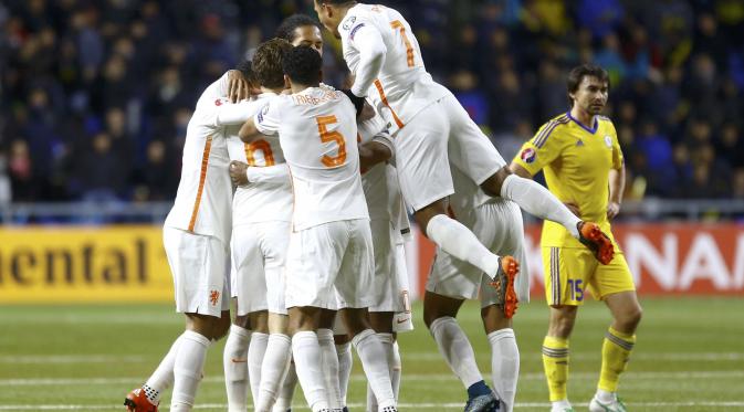 Pemain Belanda rayakan gol dari Wijnaldum (REUTERS/Shamil Zhumatov)