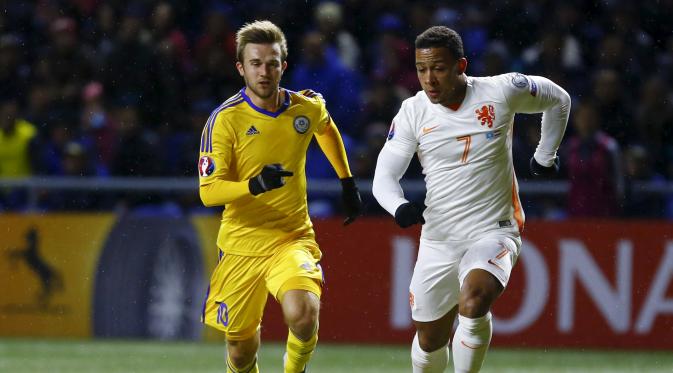 Memphis Depay menginspirasi Belanda lewat tusukan dari sayap saat lawan Kazakhstan ( REUTERS/Shamil Zhumatov)