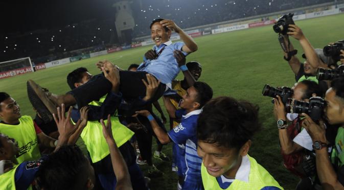 Pemain Persib menggotong pelatih Djadjang Nurdjaman merayakan kemenangan atas Mitra Kukar pada laga leg kedua semi final Piala Presiden di Stadion Si Jalak Harupat, Bandung, Sabtu (10/10/2015). (Bola.com/Vitalis Yogi Trisna)