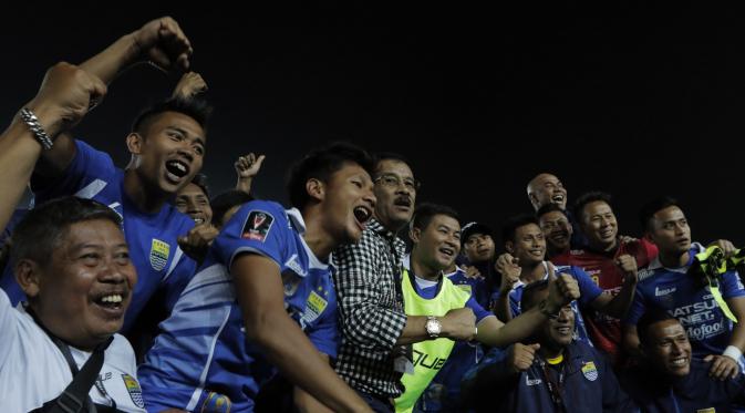 Para pemain Persib merayakan kemenangan atas Mitra Kukar pada laga leg kedua semi final Piala Presiden di Stadion Si Jalak Harupat, Bandung, Sabtu (10/10/2015). (Bola.com/Vitalis Yogi Trisna)