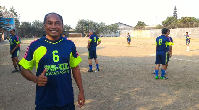 Kas Hartadi, selain rajin bermain sepak bola dengan teman masa kecilnya sang mantan pelatih Sriwijaya FC kini sibuk melatih polisi. (Bola.com/Riskha Prasetya)