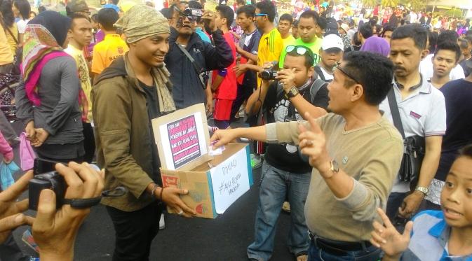 Aksi kepedulian terhadap bencana asap di Sumatera dan Kalimantan di Car Free Day di sekitaran Bundaran HI Jakarta. (Liputan6.com/Ahmad Romadoni)