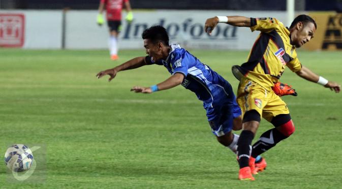 Taufiq (kiri) saat beraksi membela Persib. (Liputan6.com/Helmi Fithriansyah)