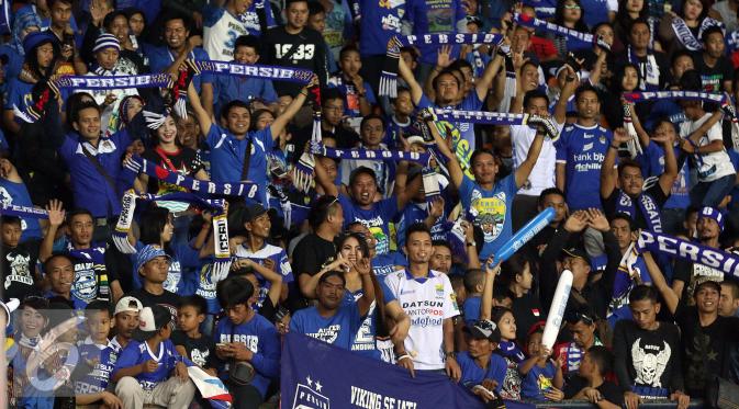 Ribuan suporter memenuhi tribun penonton memberi dukungan buat Persib (Liputan6.com/Helmi Fithriansyah)