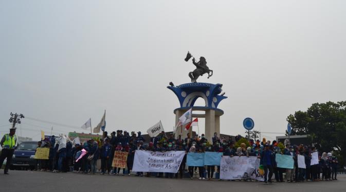 Ratusan mahasiswa di Bengkulu berunjuk rasa menuntut pemerintah menyelesaikan persoalan kabut asap. (Liputan6.com/Yuliardi Hardjo Putro)
