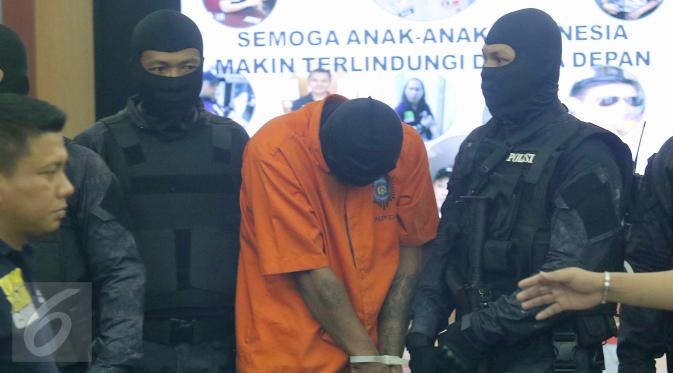 Polda Metro Jaya menangkap AD, tersangka pembunuhan bocah PNF di Kalideres, Jakarta Barat yang dibuang di dalam kardus, Jakarta, Sabtu (10/10/2015).  (Liputan6.com/Angga Yuniar)