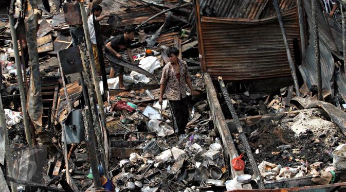 Warga mengumpulkan puing sisa kebakaran di Pasar  Inpres Tanah Abang, Jakarta, Minggu (11/10/2015). Kebakaran yang terjadi pada Minggu (11/10) dini hari tersebut menghanguskan 136 kios (Liputan6.com/Immanuel Antonius)