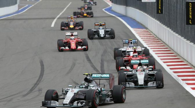 Pebalap Mercedes Nico Rosberg sempat memimpin balapan Formula 1 GP Rusia di Sochi Autodrom, Minggu (11/10/2015). (Liputan6.com/REUTERS/Grigory Dukor)
