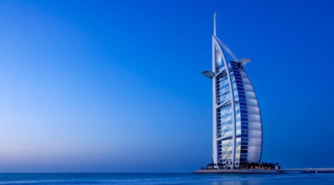 Burj Al Arab - Dubai, hotel ini super mewah dan didesain khusus buat para triliuner yang uangnya gak berseri