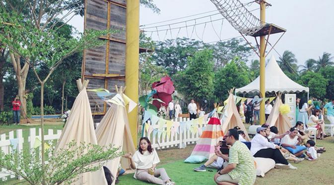 Suasana pernikahan Mario Irwinsyah dan Ratu Anandita bertema piknik wwedding. (foto: instagram.com/sonyasarah_)