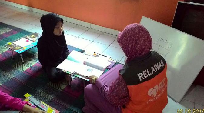 Pekanbaru. Relawan RZ (Rumah Zakat) cabang Pekanbaru menghadirkan program homeschooling bagi anak-anak SD.