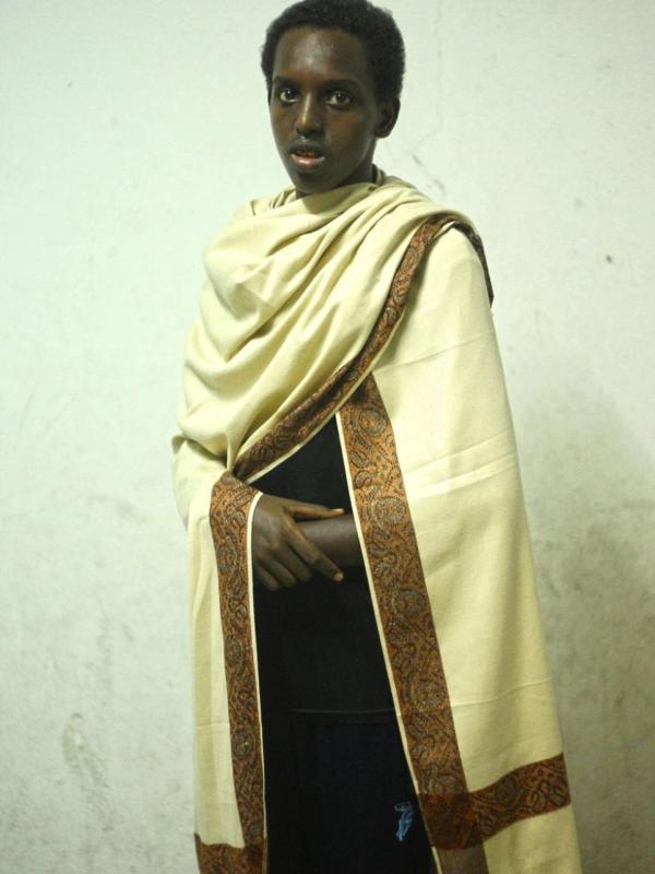 Ali Abdisalam, 15 tahun, berkebangsaan somalia, membawa baju tradisional Somalia pemberian dari ayahnya. | Via: dailymail.co.uk