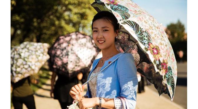 Di Korea Utara, payung kerap digunakan untuk memblokir cahaya matahari (huffingtonpost.com)