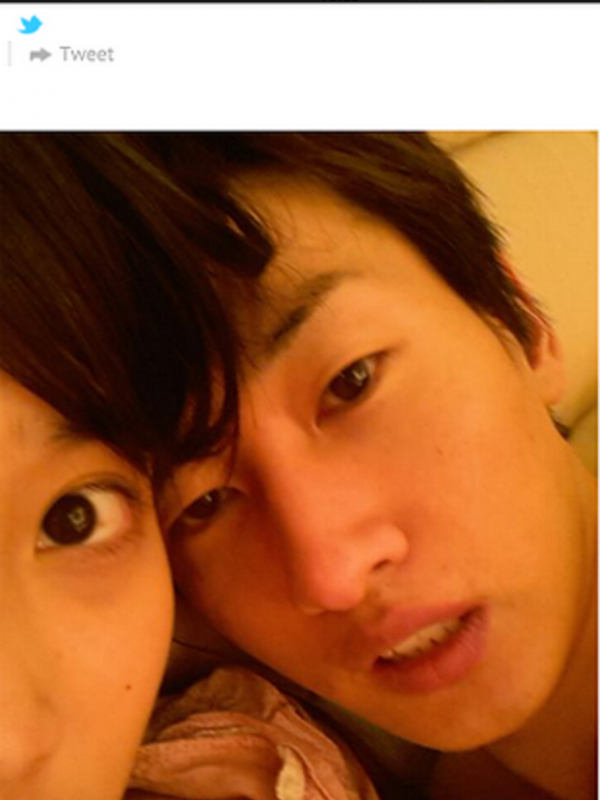 Foto mesra IU dan Eunhyuk yang menghebohkan saat beredar luas di dunia maya pada 2012 silam.