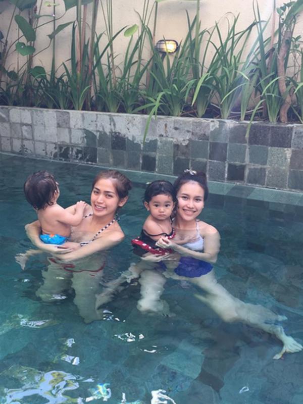 Jessica Iskandar dan Ayu Ting Ting bersama buah hati masing-masing terlihat senang menikmati pagi hari di kolam renang. (Instagram)