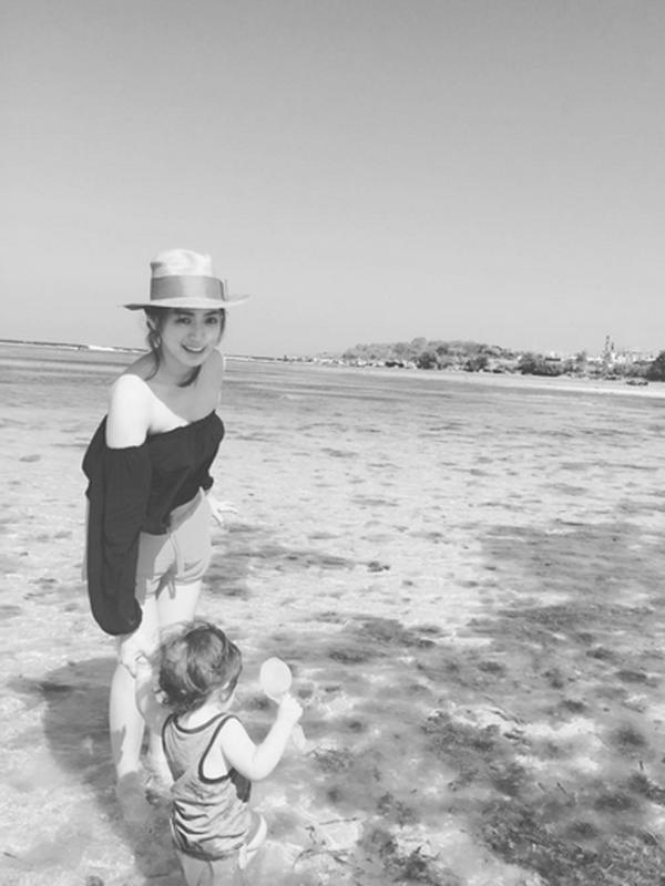 Momen 'quality time' antara Jessica Iskandar dan si buah hati, El Barack Alexander di sebuah pantai yang menjadi destinasi liburan mereka. (via instagram/@jedarcantik)